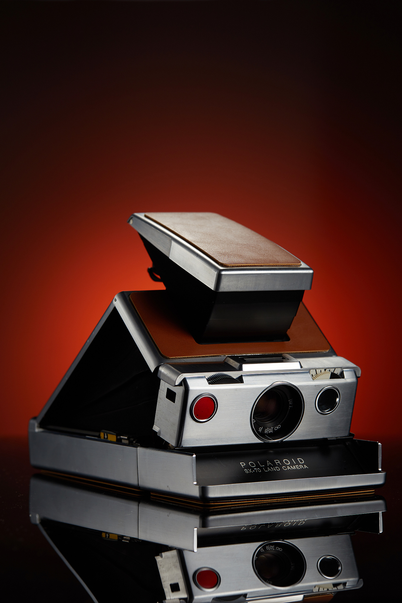 1972年,宝丽莱生产出sx-70,这是世界上第一台可直接"吐出自印相片"的