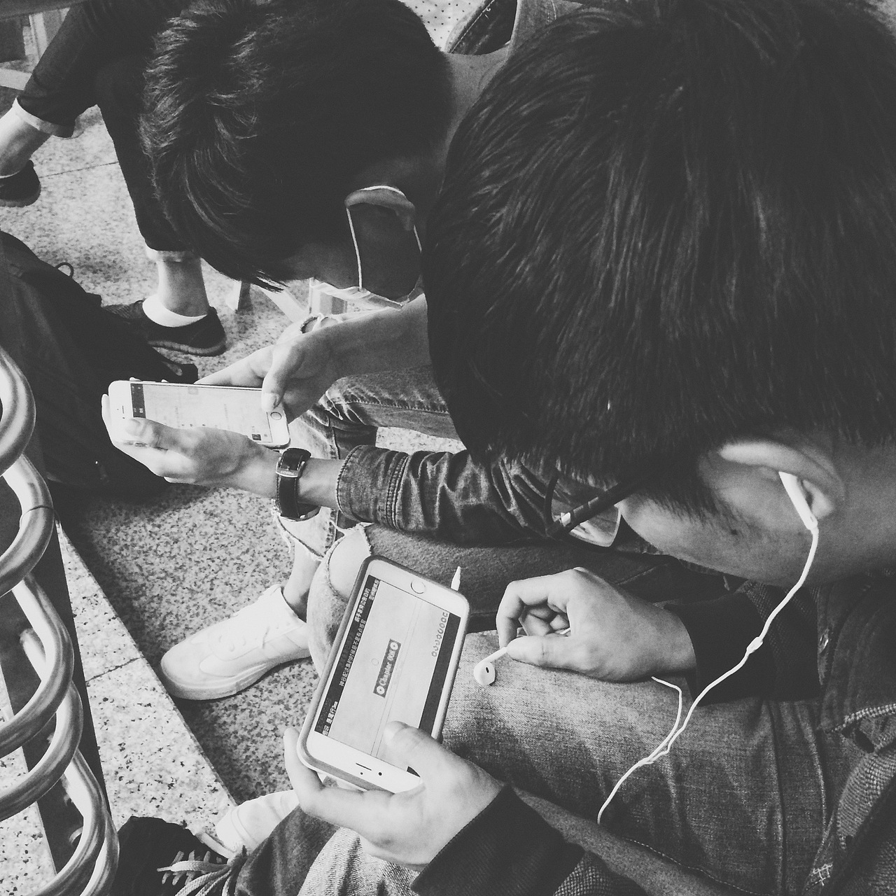 当手机成了我们唯一的玩伴（图ZNDc3NTI5MTY=） - 人文/纪实摄影 - 站酷设计师OldWhale原创素材 - 站酷ZCOOL