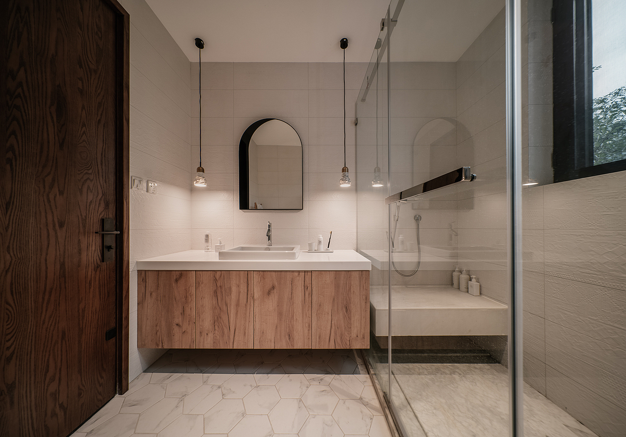 卫生间淋浴做了悬挑座台,方便洗澡时使用。