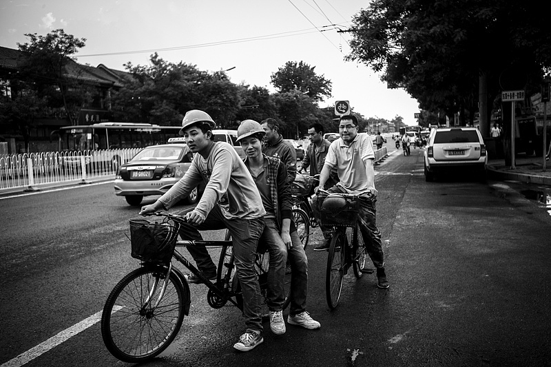 骑着自行车下班回家的人