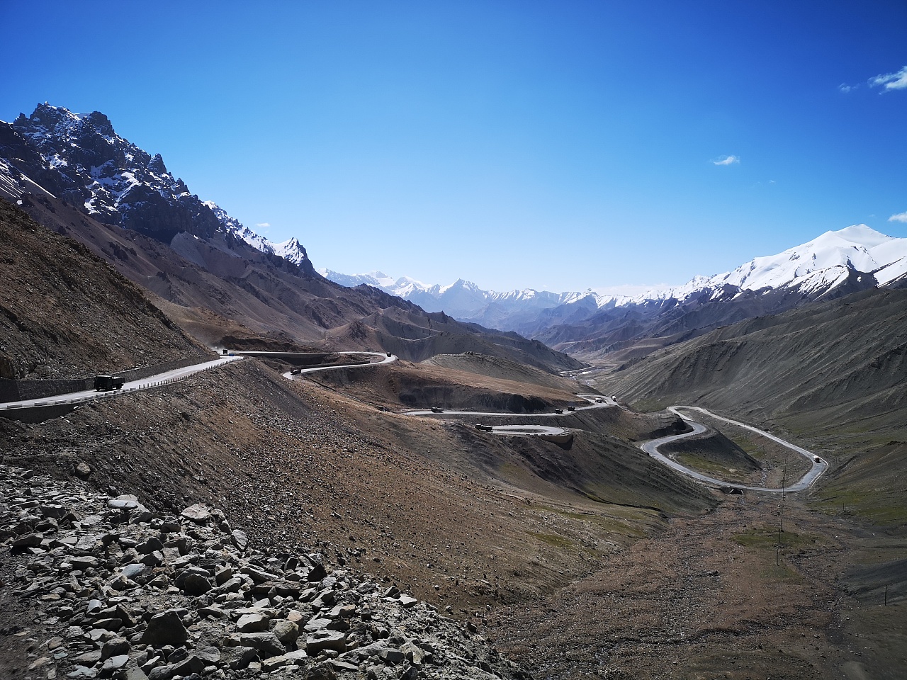 新藏公路是西藏西部重要的运输大动脉,海拔5000米以上的路段有130公里