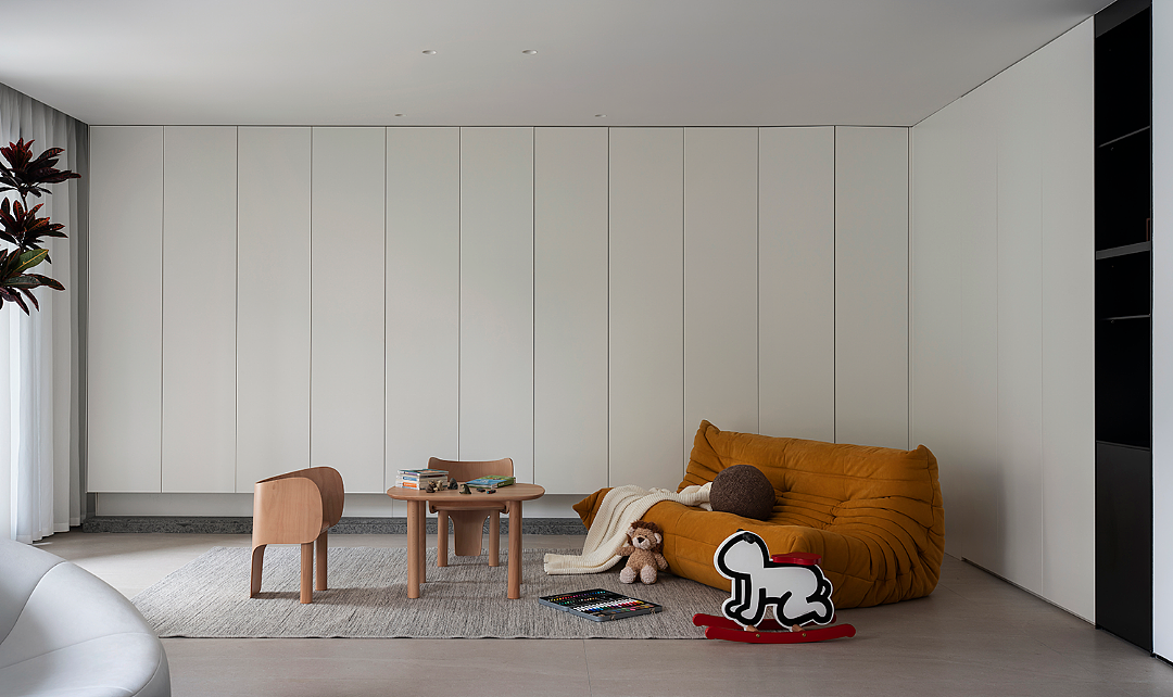 大客厅专门设计有供孩子读书的角落,搭配舒坦沙发和木质家具,能随意摆布出多种格局,以便让孩童们学习和玩乐更加轻松。