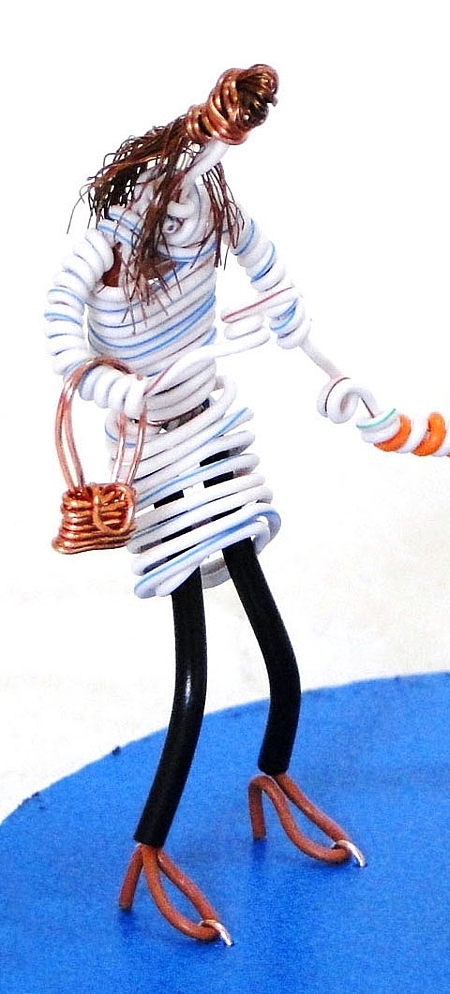 亲爱的妈妈
<br>飘逸的长发 白色的长裙子 还有“LV包包”