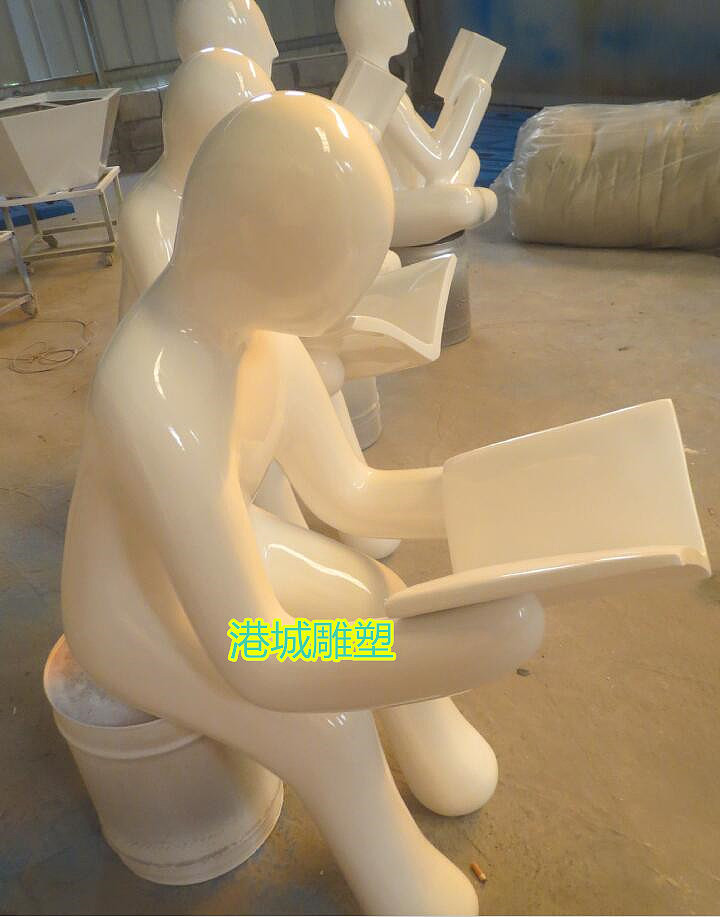 玻璃钢坐姿阅读看书抽象人物雕塑成楼盘草坪风景线