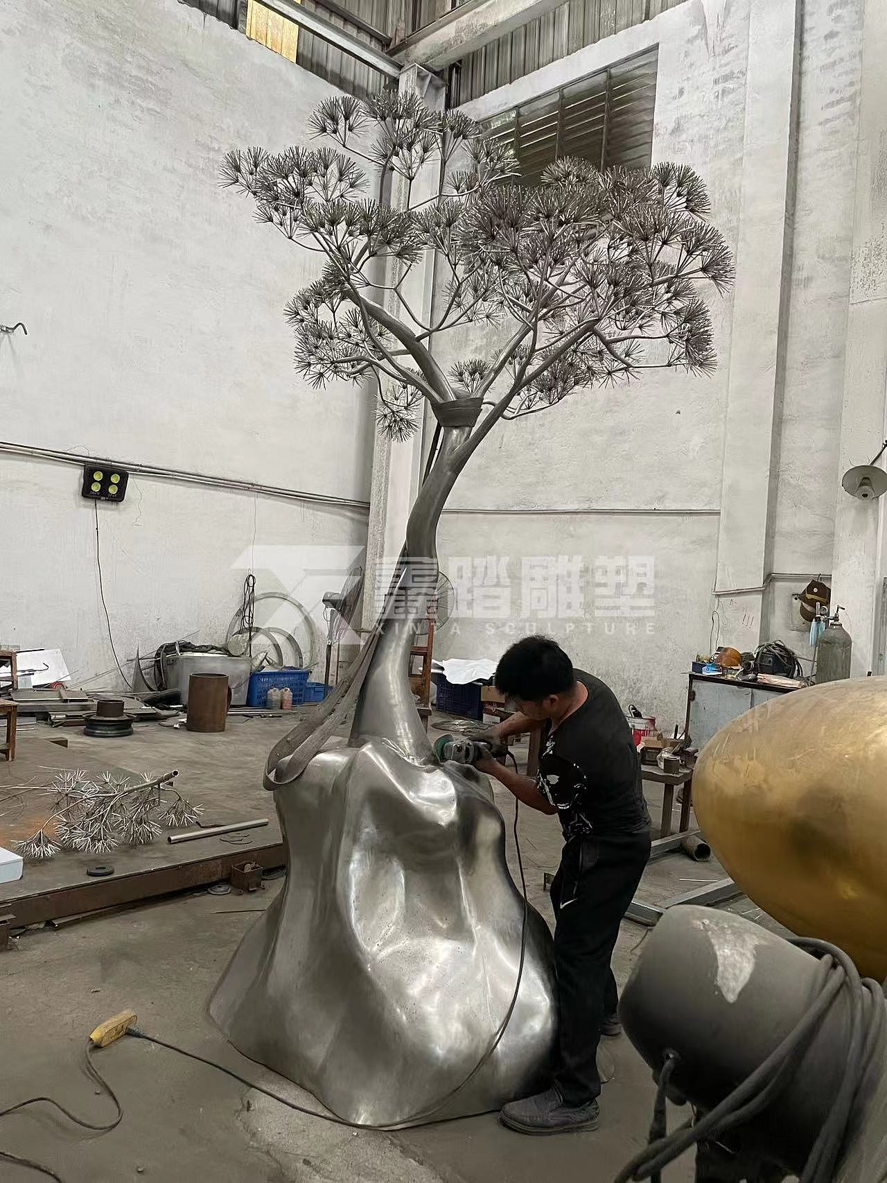 【304不锈钢松树雕塑】车间实拍