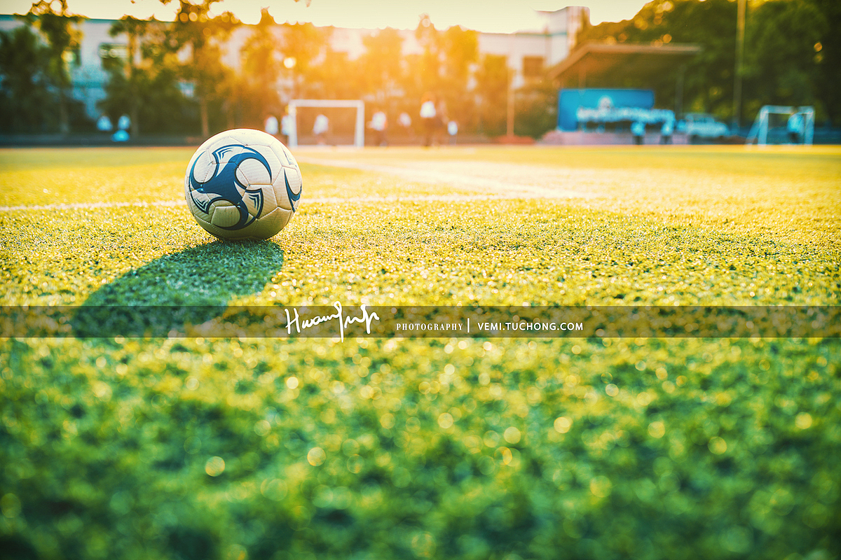 夕阳下，操场上奔跑