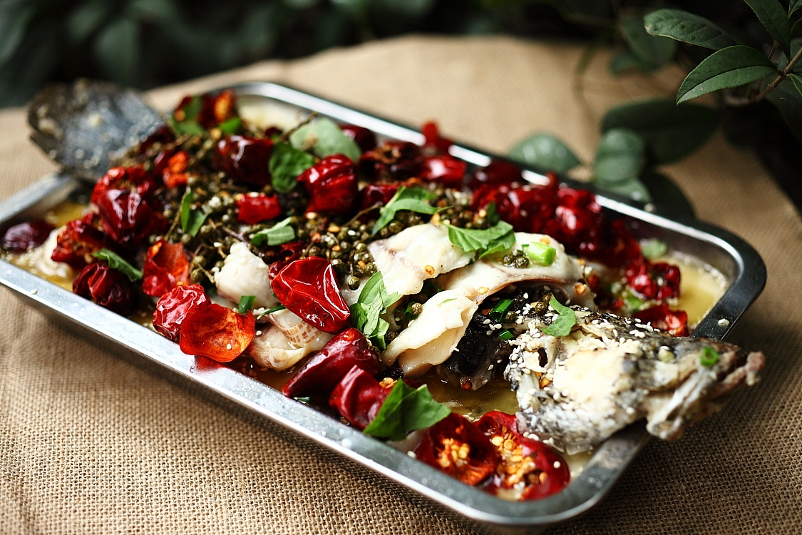 菜男川香沸腾鱼,干煸腊肉灰树花,灰树花是抗癌之星