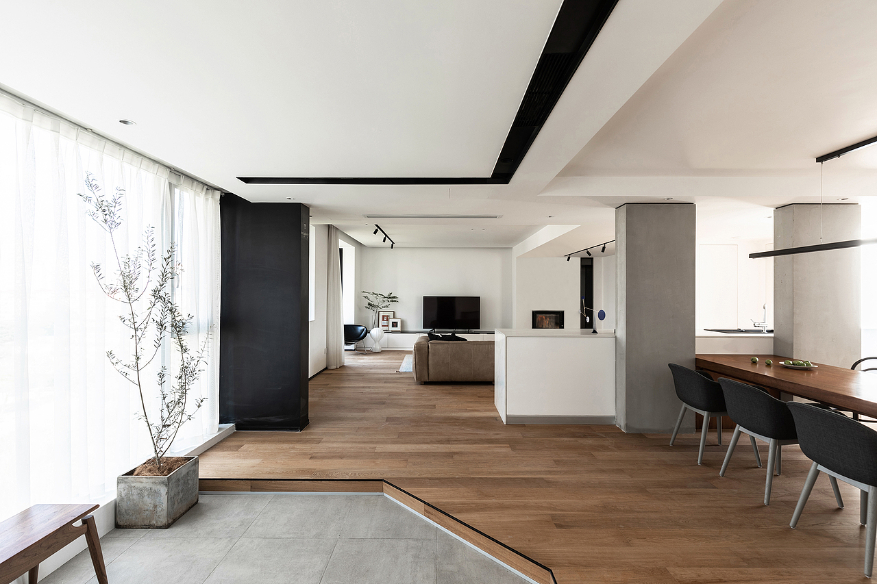 通过不同的地面材料和台阶的设置将玄关和室内居住空间进行分割,形成