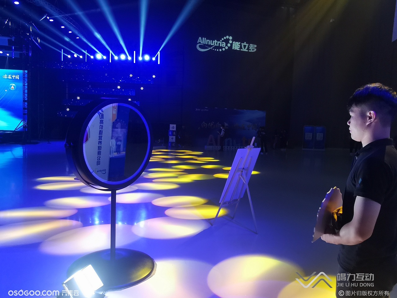 绿幕抠像虚拟线上发布会360度光绘涂鸦机械臂升格拍照（图ZMjY3NzY3NzUy） - 产品摄影 - 站酷设计师超前互动拍照装置原创素材 - 站酷ZCOOL