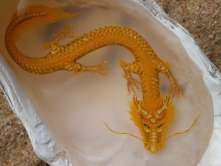 举报5分享原创作品手工艺工艺品设计小神龙宝盒 琥珀绘649手捧水蓝龙