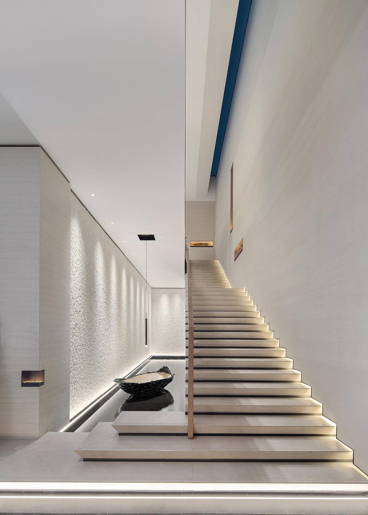 设计师在践行「比例之外,没有美学;生活之外,没有设计」理念的同时,立足中国传统文化,以当代人文的国际视野,思考人、空间、宇宙相互依存的艺术语言。