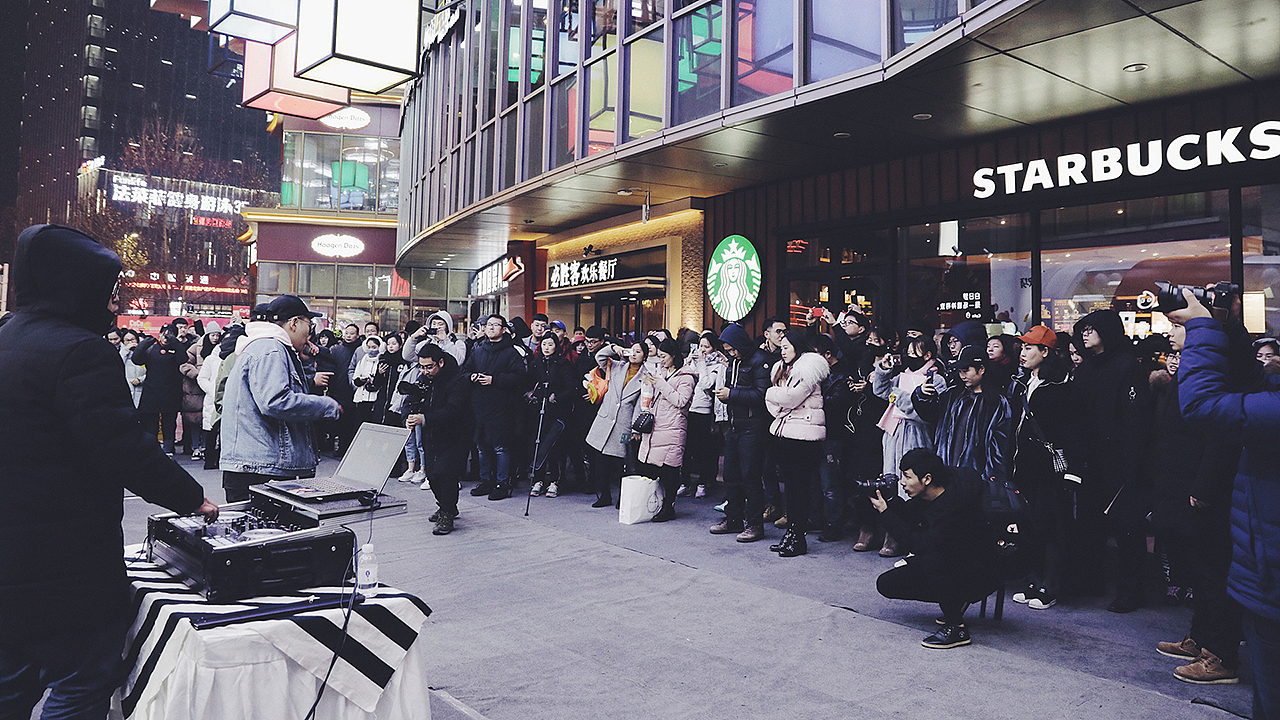 白天做梦的人，不是为了得到什么，而是在这个世界里，发现还能天真的自己。