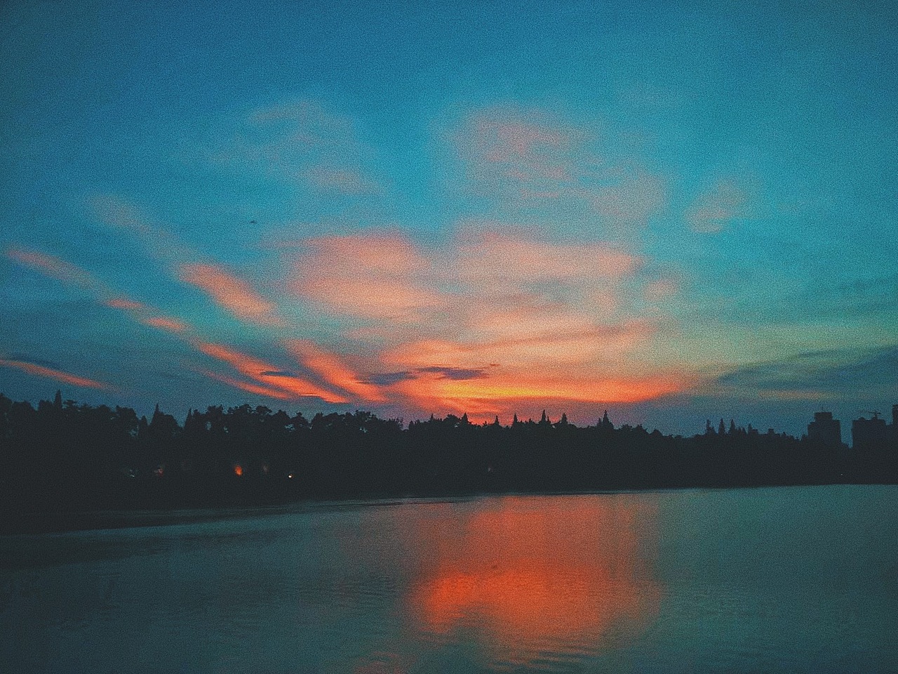 热情的晚霞像是护城河绯红的面颊