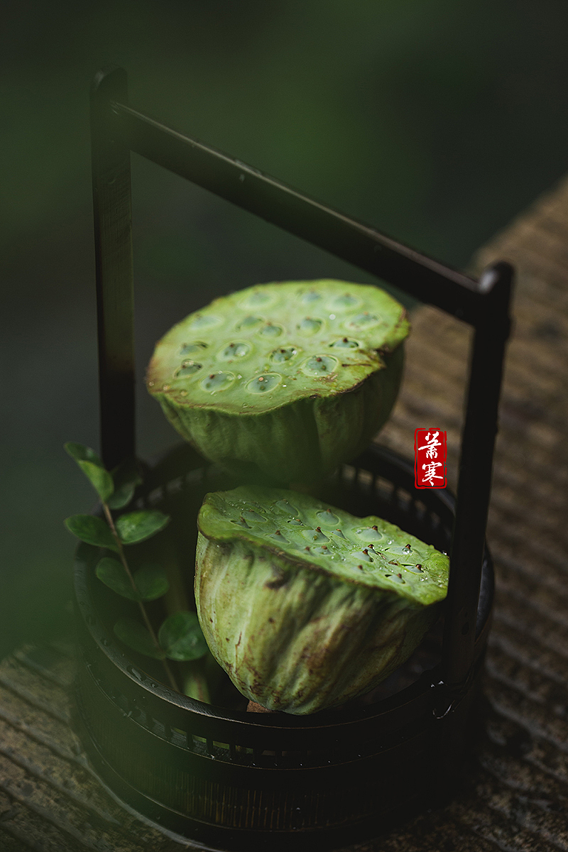 国风静物摄影 | 溪头卧剥莲蓬（图ZMjU5MTgxMjg4） - 美食摄影 - 站酷设计师萧寒Jevil原创素材 - 站酷ZCOOL