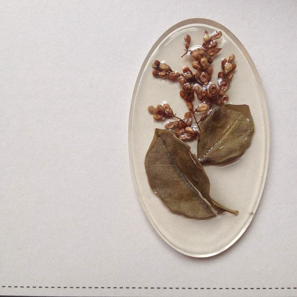 水晶滴胶作品黄变第一年拍照留念