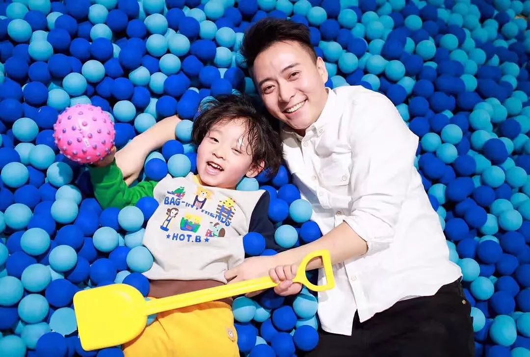 1
<br>-<br><br>又到了晚上,一天中冷暖交替的时刻。<br><br>-<br><br>临睡前,何涛把儿子包子抱到床上,玩闹戏耍之后,便开始给了他每天的“必修课”。<br><br>-<br><br>何涛让包子躺下闭上眼睛,小心翼翼揭下包子左眼上的十字胶带,眼部肌肉失去了支撑,眼睑立即呈现下垂的状态。<br><br>-<br><br>包子右眼虽已闭上,左眼却因为缺少肌肉牵引,始终无法合上。这就是包子每天要面临的情况:先天性左眼无法完全睁开,也无法完全阖眼。何涛拿出家中常年备着的医药箱,用棉签擦拭清理后,再用胶带帮助包子把眼睛粘住,以便他能够顺利入眠。<br><br>-<br><br>小包子躺在何涛怀里,眼球因为干涸而泛红渗出眼泪,脸上却还是笑盈盈的鬼脸模样。<br><br>-<br><br>这番动作看似精准熟练,而这令人心疼的熟练背后,是这位父亲日以继日的付出与坚守。