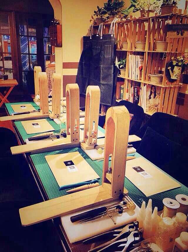 2015 RANDOSERU 全过统一教学开了 7次 .分别北京 上海 广州 深圳 厦门 苏州 南京 杭州 昆明 沈阳 杭州 天津 西安 武汉 等- 接触到一百五十多位爱好手工皮具的粉丝. 无论他们什么行业,对待手工皮具都很专注. 能有一群志同道合的人一起相伴 .2015很充实. 七次活动下来,其实爱好手工皮具其实就是自我内心的一种修行!其中很多人请假,坐火车到参加教学,每一次都很感动. 2016 RANDOSERU希望每一位粉丝都能在自己附近就可以体验到手工皮具的乐趣,让烦躁浮夸激进的生活节奏慢下来! 2016 希望有你 !