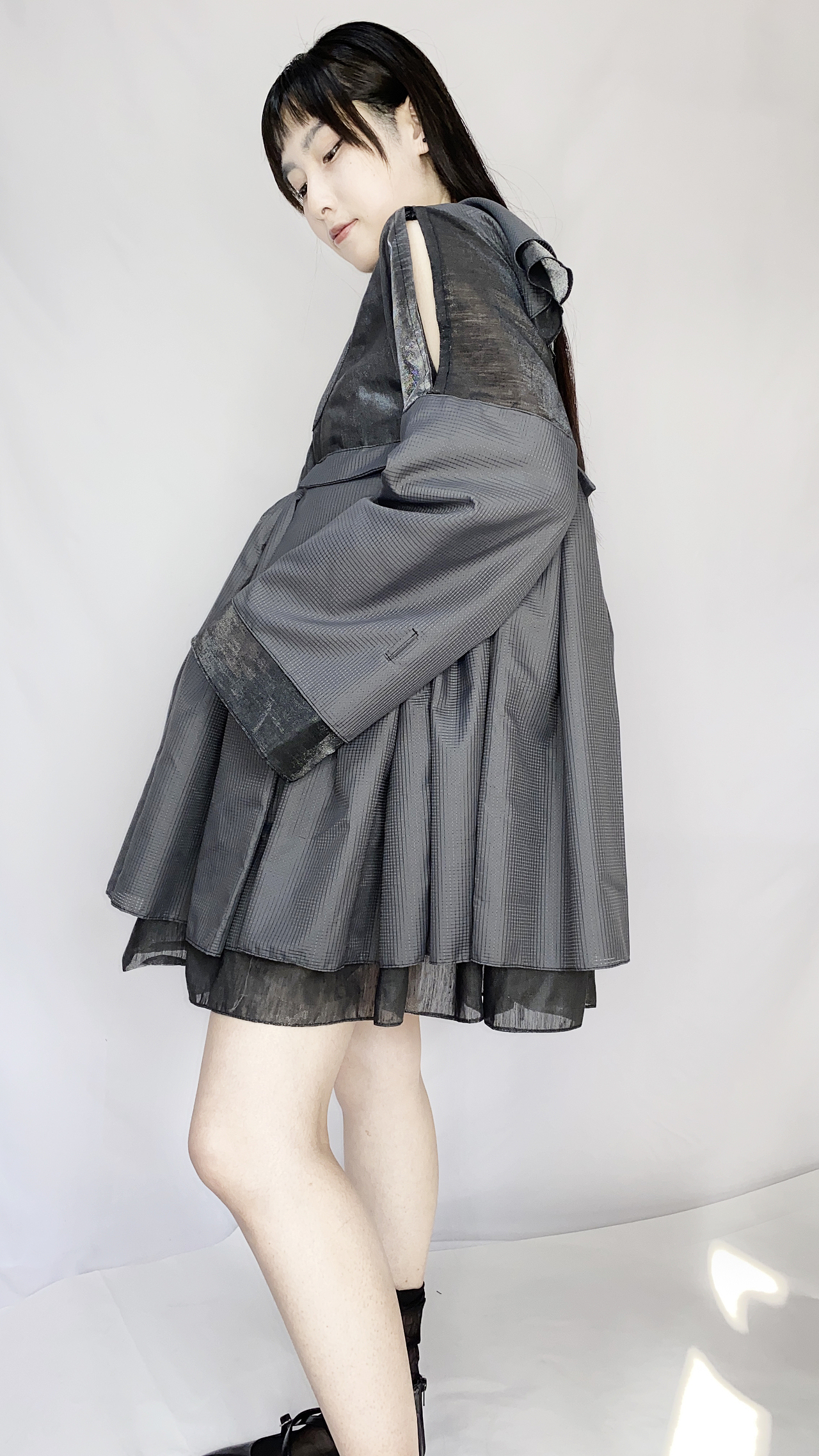 灰色褶皱兜兜连衣裙