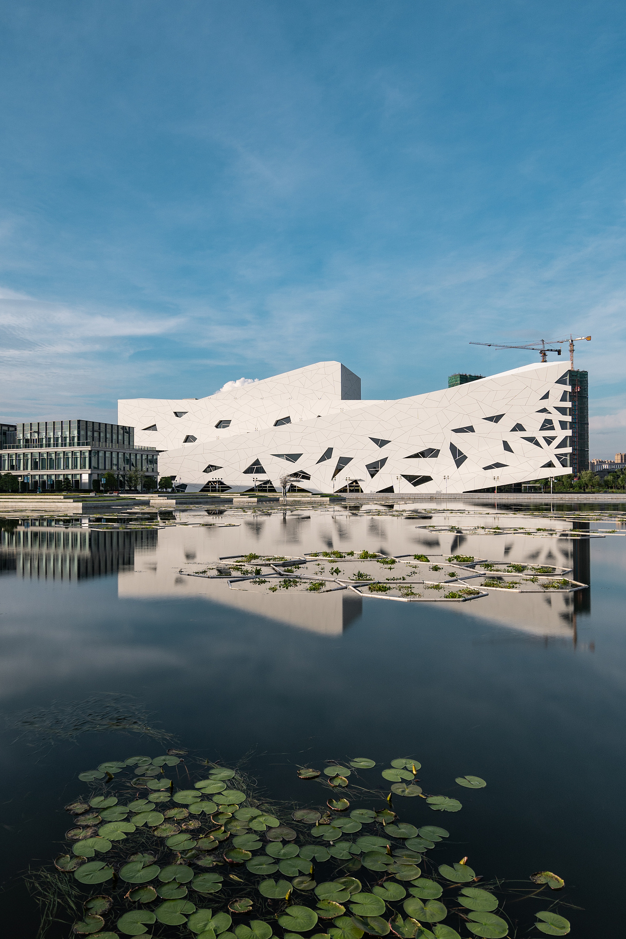 余杭大剧院是杭州市余杭区的大型公益性文化建筑,内设1200座大剧场