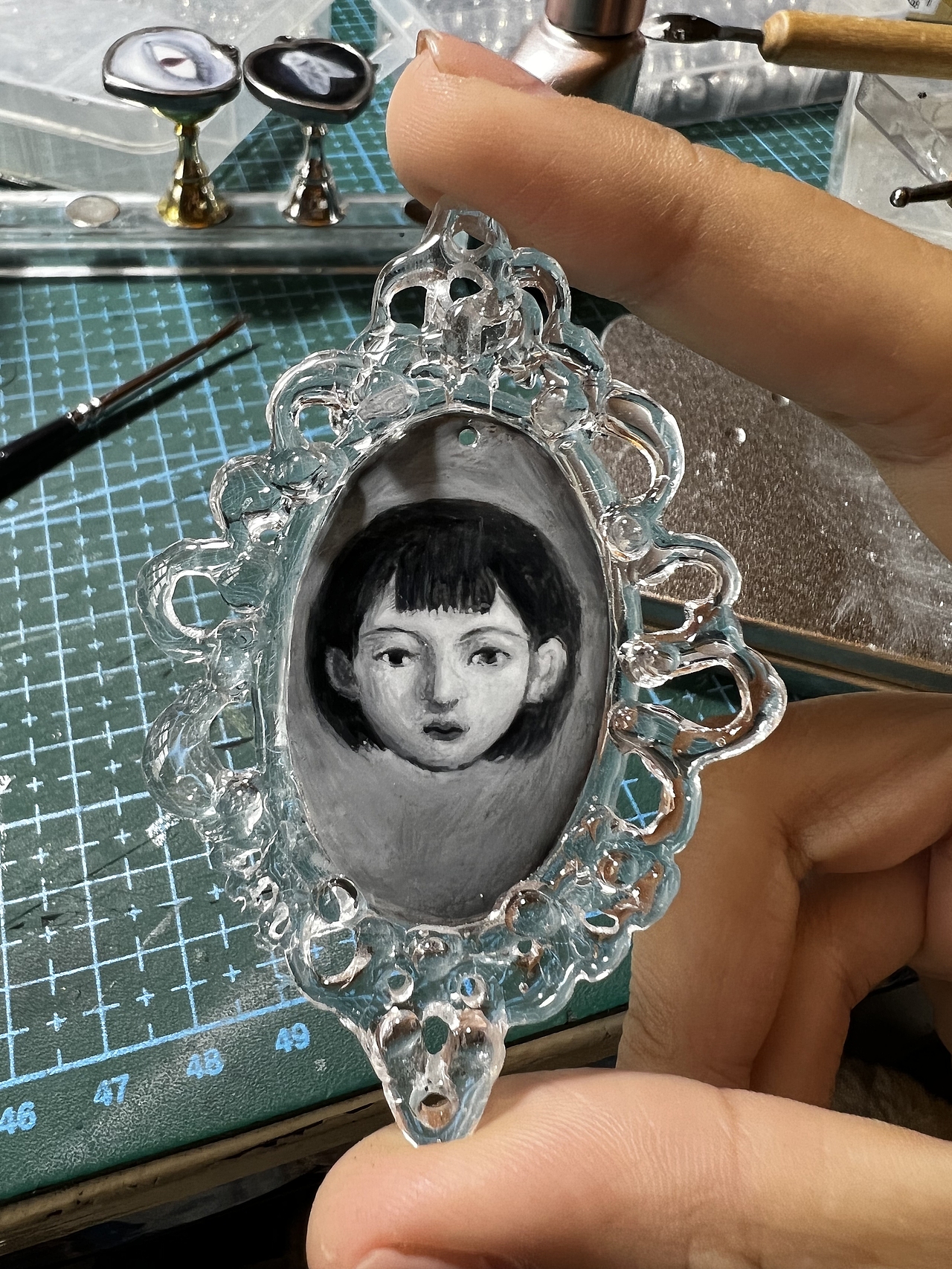 女孩_庸俗陷阱x圆满_用甲油胶做插画吊坠（图ZMzIwNzk0Njc2） - 首饰设计 - 站酷设计师庸俗陷阱原创素材 - 站酷ZCOOL