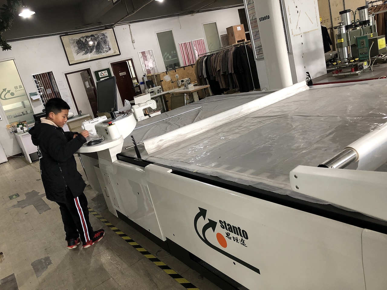 思坦途自动裁剪设备,自动化服装裁剪机,自动裁床