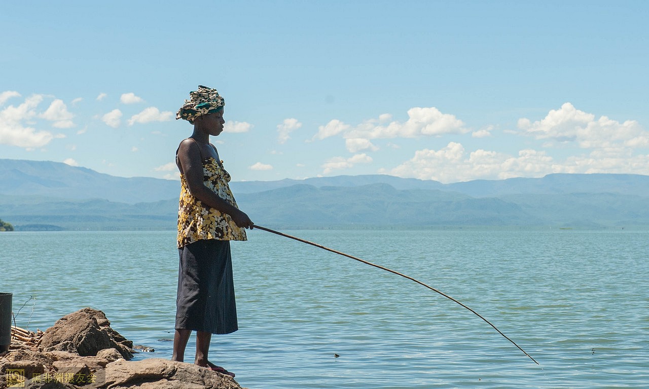 人在非洲品渔夫烤鱼赏肯尼亚大瀑布