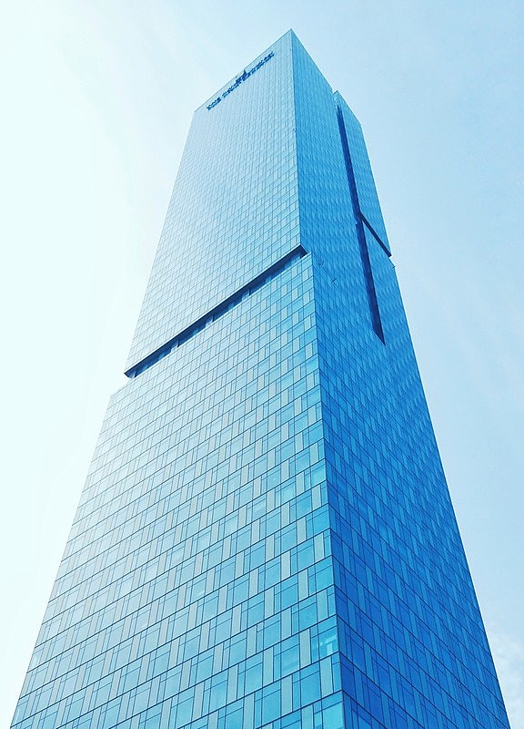 德基大厦,也算是地标性的建筑,通过裁剪让画面更简洁