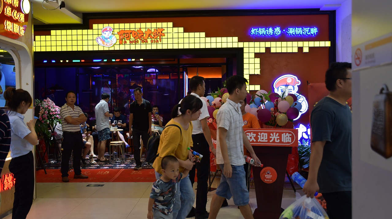 阿味大虾火锅连锁餐饮旗舰店实景拍摄 - 连锁加盟品牌（图ZMTcyNDkwMjA4） - 人像摄影 - 站酷设计师英皇视觉原创素材 - 站酷ZCOOL