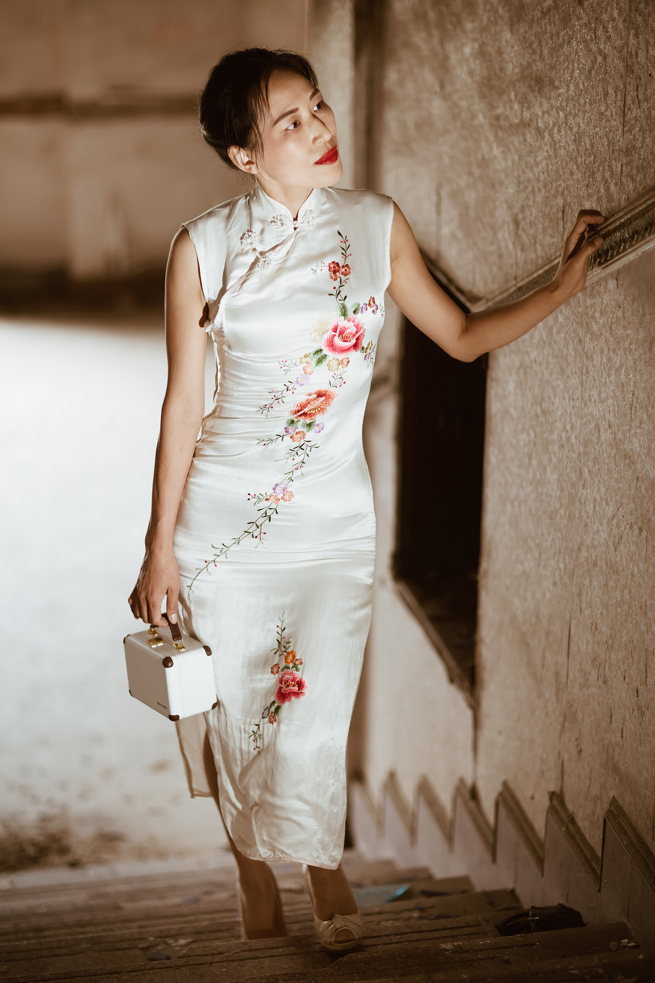 废墟旗袍（图ZMTI5NTA3MDcy） - 人像摄影 - 站酷设计师宁静致远1968原创素材 - 站酷ZCOOL