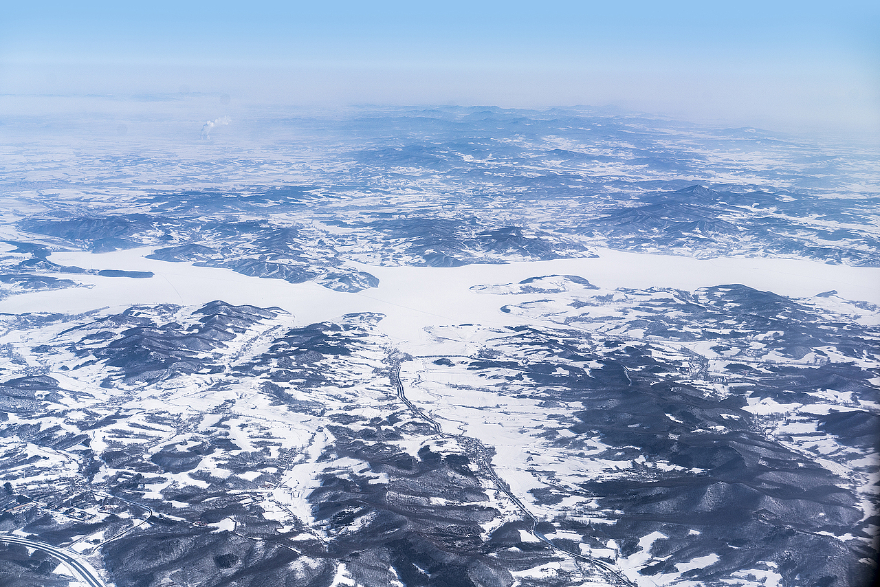 从北京飞往长白山的航班上拍的