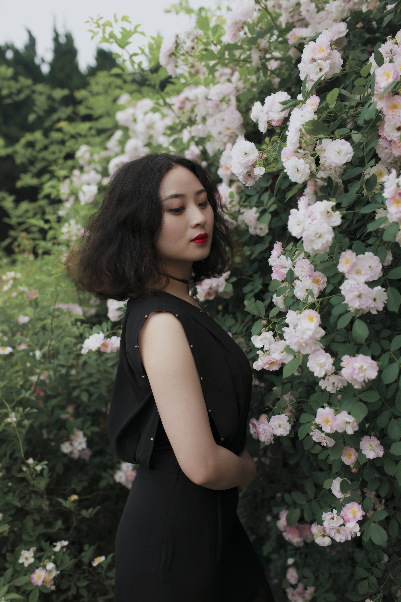 有情芍药含春泪，无力蔷薇卧晓枝