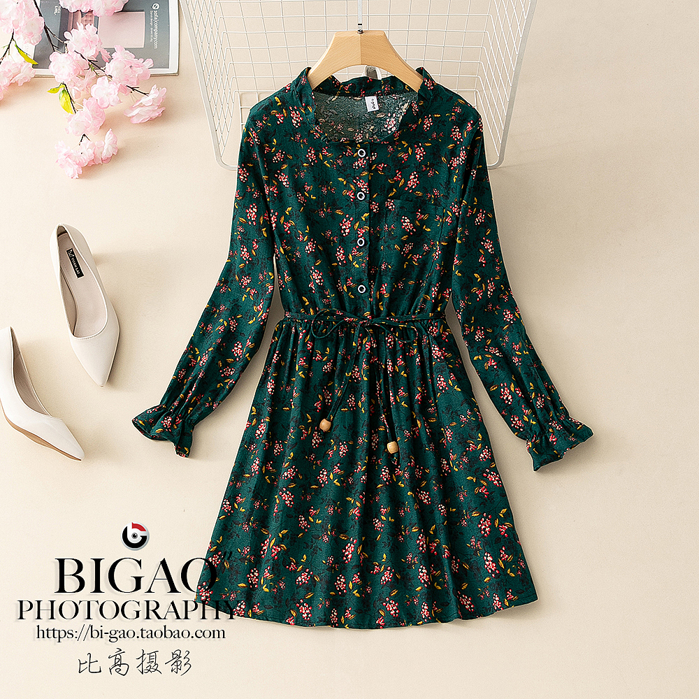 连衣裙的平铺拍摄