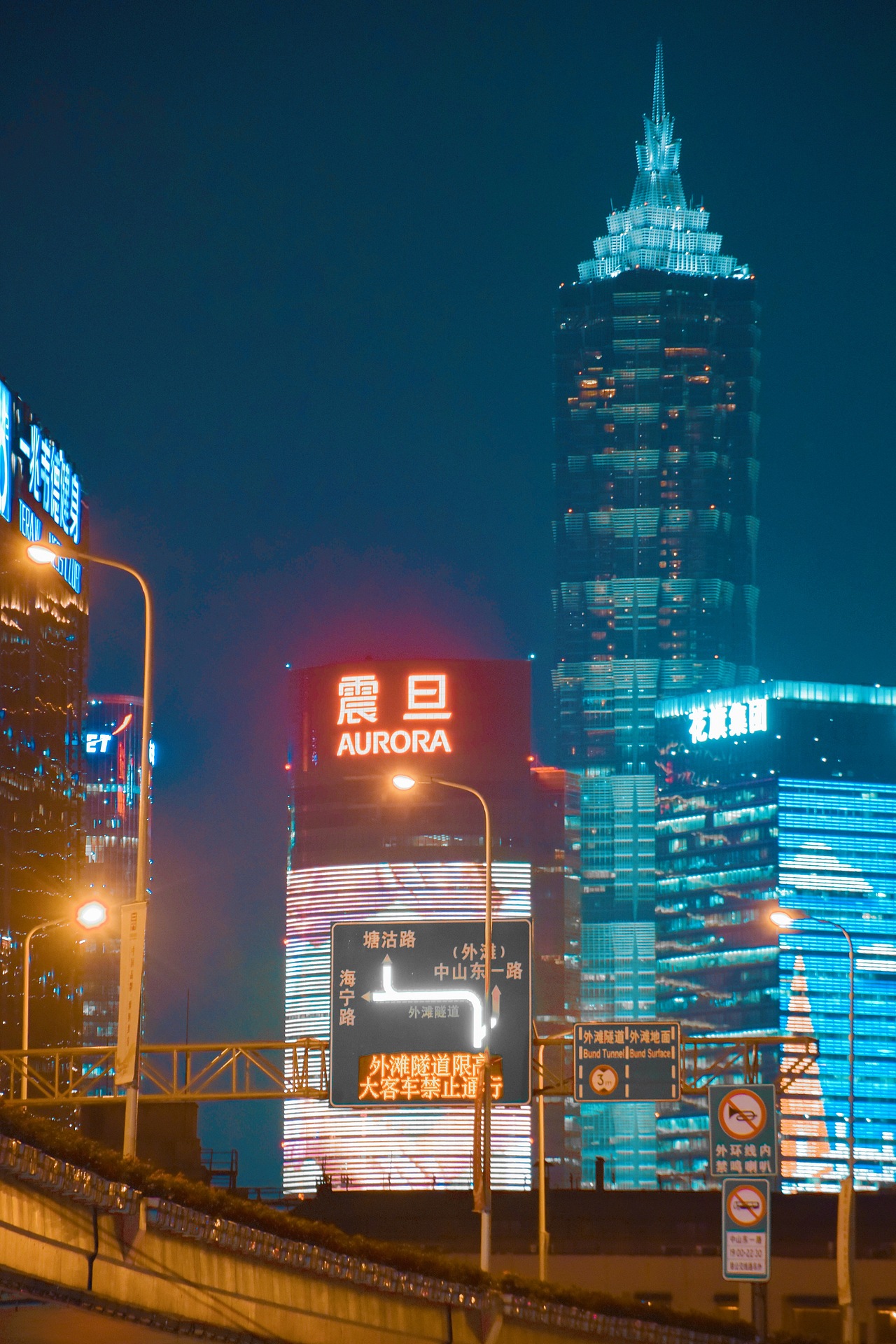 Cyberpunk on the way home 下班路上的赛博朋克（图ZMTU3Njg3NDUy） - 人文/纪实摄影 - 站酷设计师littlemisery原创素材 - 站酷ZCOOL