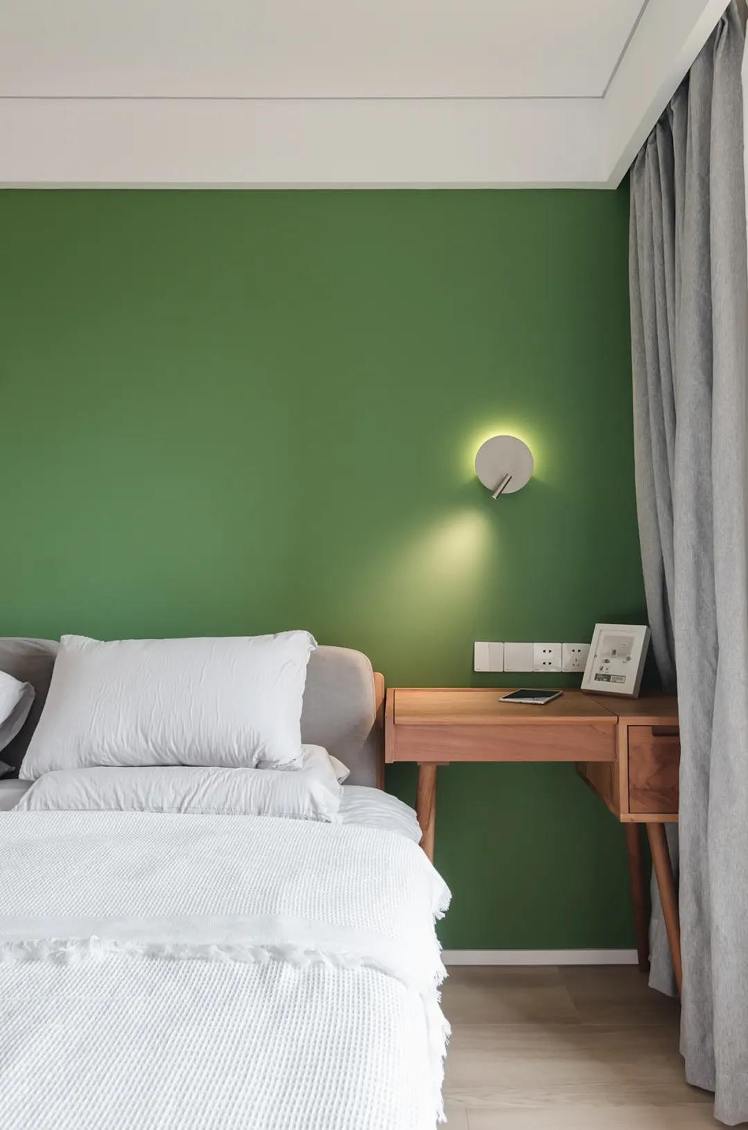 116㎡简约原木风格新房装修，松木电视柜+电动投影幕布