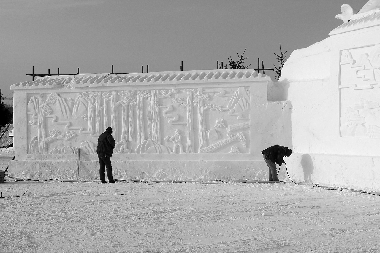 黑白世界中的，林城伊春。