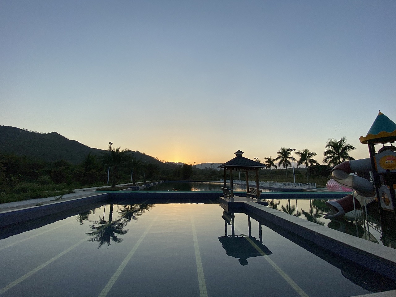 海岛上漂亮的酒店游泳池高清图片壁纸-壁纸图片大全