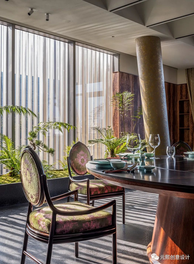消解形象的单一,混合风格的维度。
<br>深灰色兰石地面和实木墙面,是严肃、坚实、持久的保证。使用了多种传统手工艺制作的门把手,巴洛克风格的座椅,晶莹剔透的冰晶座椅,带来了俏皮梦幻、轻盈通透的一面。