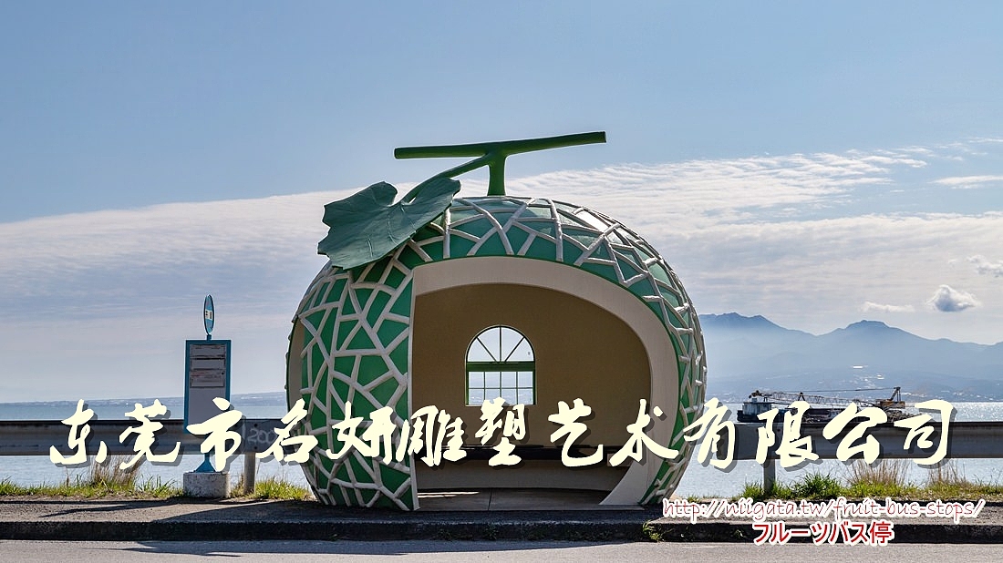 而创意玻璃钢草莓屋造型雕塑是静态,一动一静互相衬托