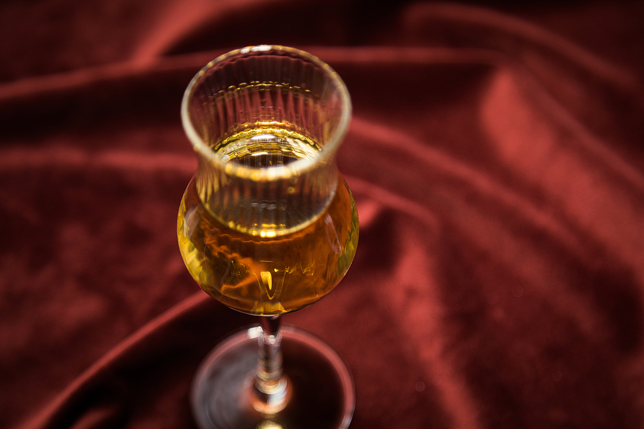 《不甘寂寞》| 高脚杯 | 香槟杯 | 玻璃杯 | 饮具（图ZMzEwMjcwODQw） - 产品摄影 - 站酷设计师一毛拍美器原创素材 - 站酷ZCOOL