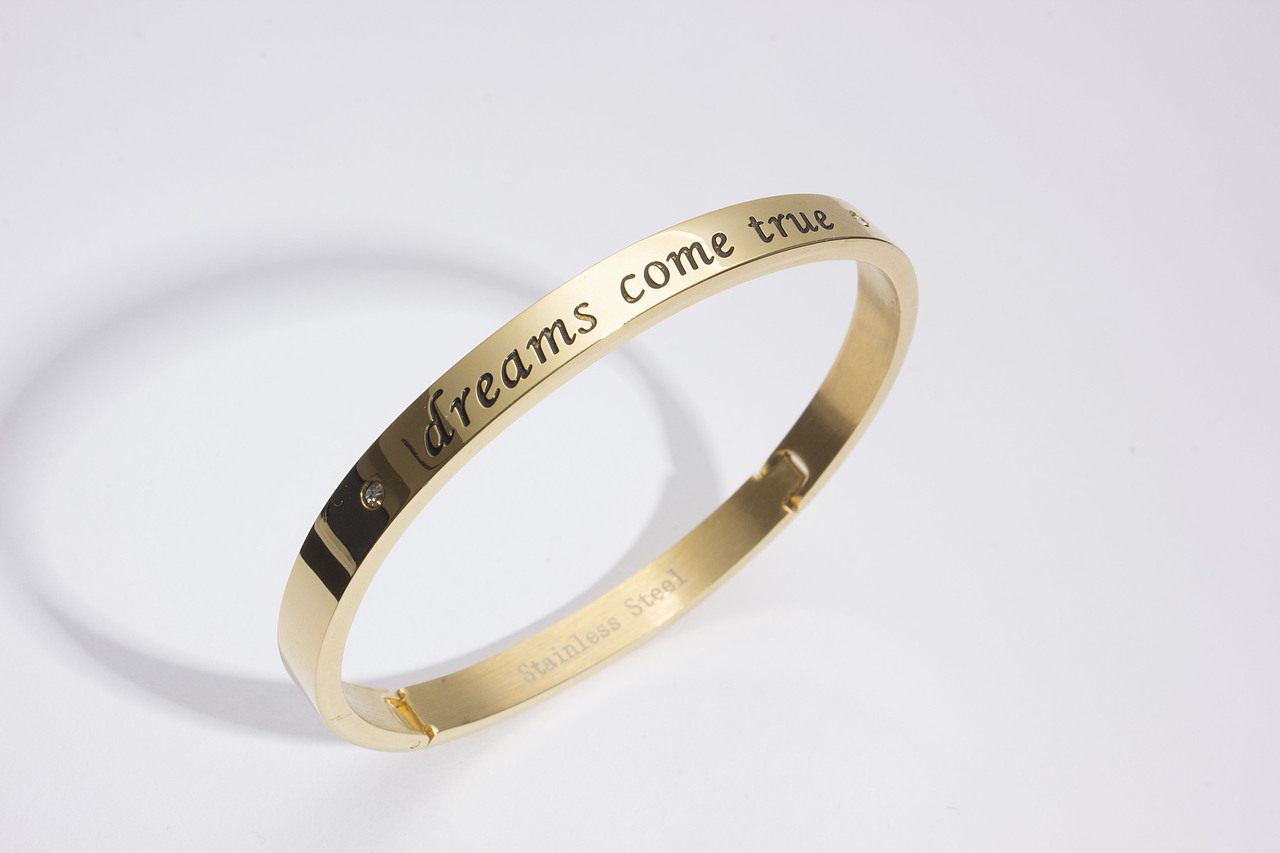 手饰（图ZMzk4NDE1MjA=） - 产品摄影 - 站酷设计师aokisym原创素材 - 站酷ZCOOL