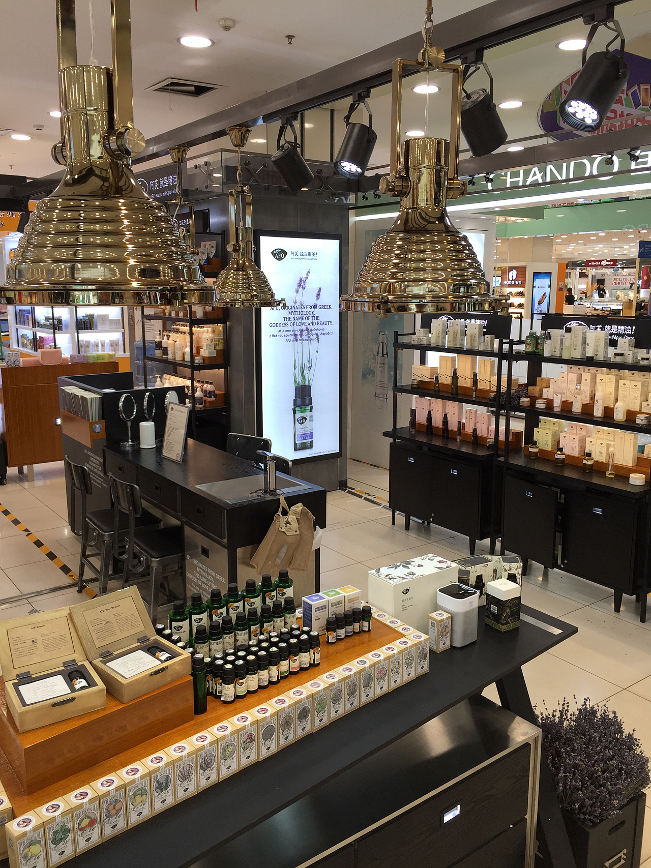 阿芙就是精油30版店铺中岛形象北京新华百货店尝试金属镀钛工艺