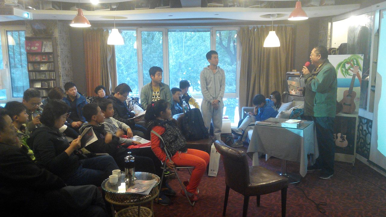 沈阳呐喊书店，发布会现场，貌似来了好多人~，最左侧的是沈阳文史馆馆长。。。