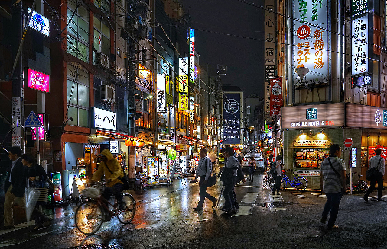 刚到东京就遇见下雨,雨后的地面反射特别适合夜景效果