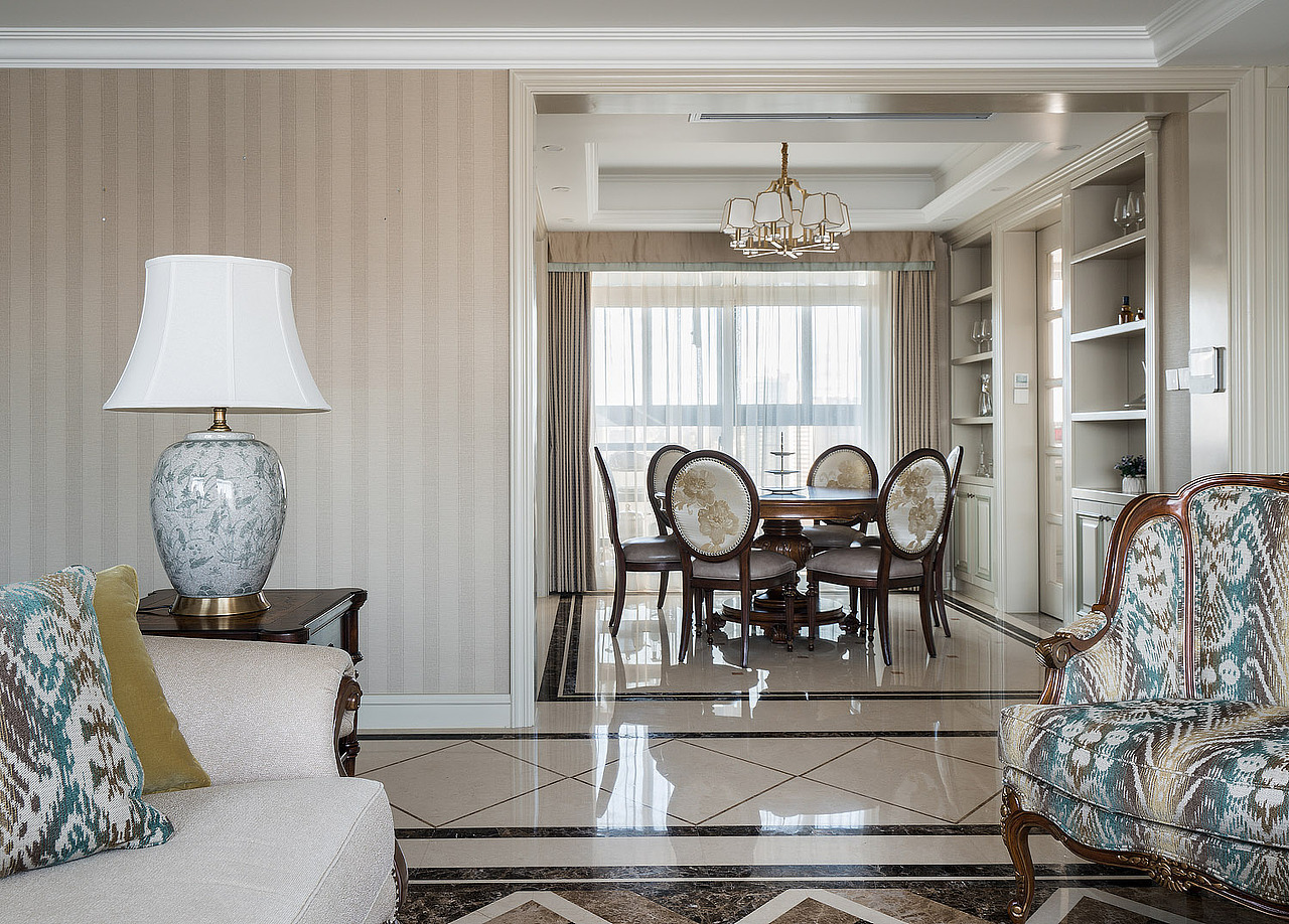 从客厅的角度看餐厅,那若隐若现的花色正轻柔地抚平您的心田。