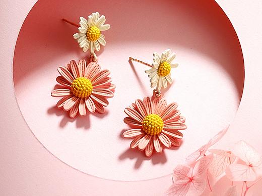 小清新 耳饰  花朵  蜜蜂  时尚首饰  摄影场景 粉色