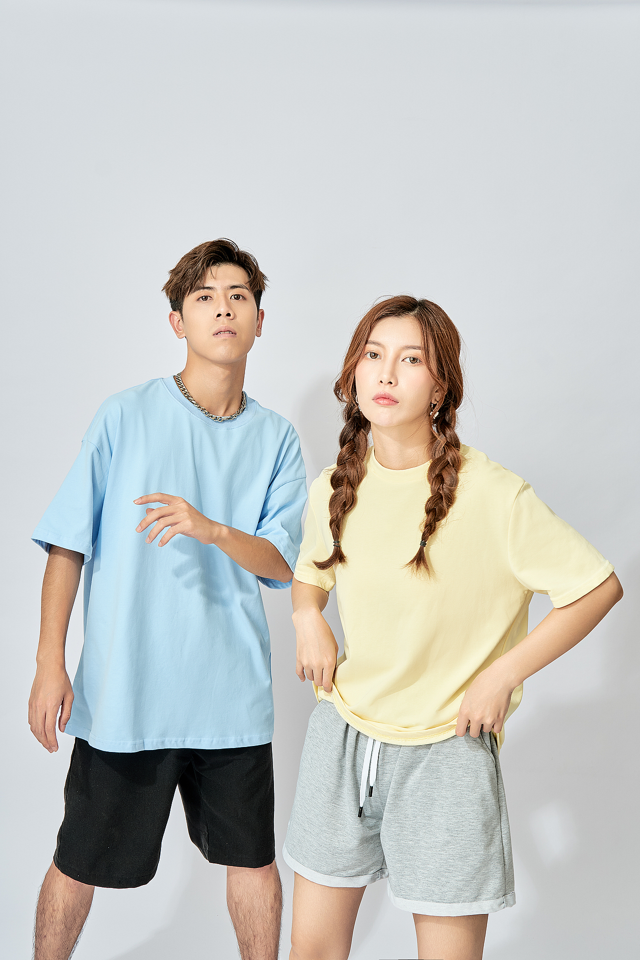 情侣装纯色背景棚拍