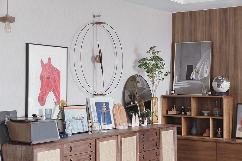 下班回家随手打开唱片机,放一张自己喜欢的黑胶唱片,倒上一杯威士忌,瞬间进入舒缓放松的居家状态。