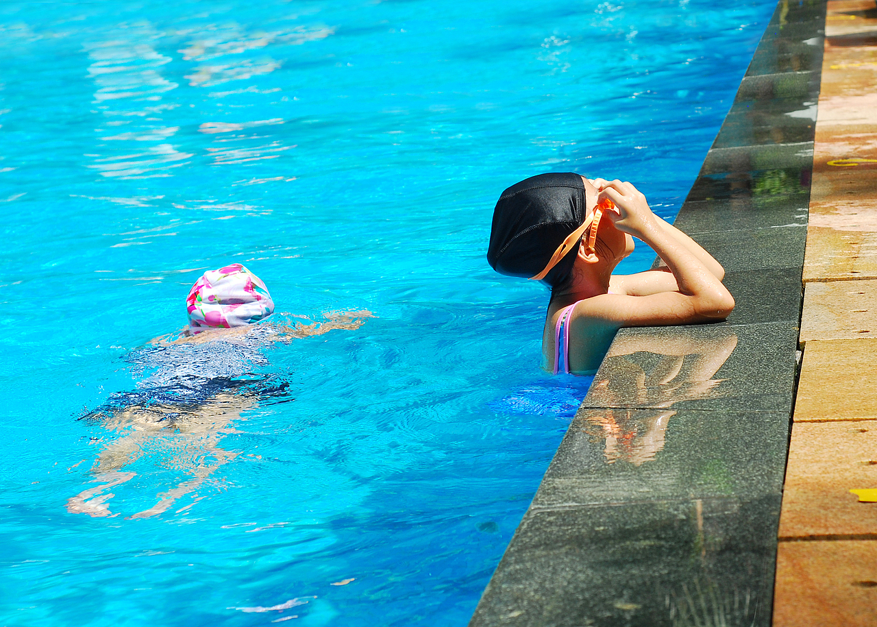 游泳赛场上的孩子们