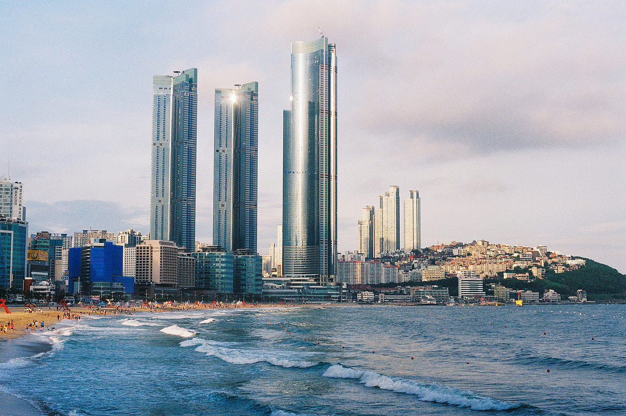 海云台是因为电影而闻名,也是外地人来釜山打卡的第一站。即使这样,喝杯气泡咖啡,就着海边吹吹咸咸海的味。对一个内陆长大的孩子,有大海的地方就是无限的魅力。