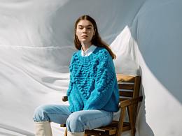 在家附近的一面墻拍的服裝形象片